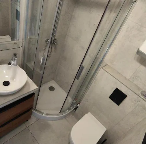 شقة Yellow Peaked Shoe