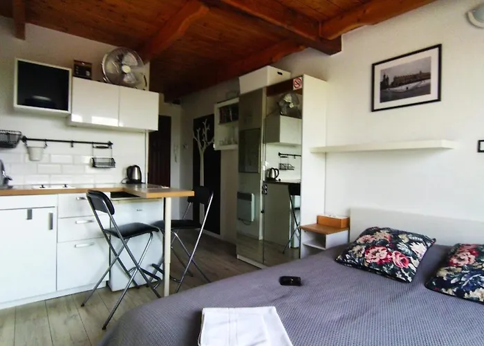 شقة Yellow Peaked Shoe *