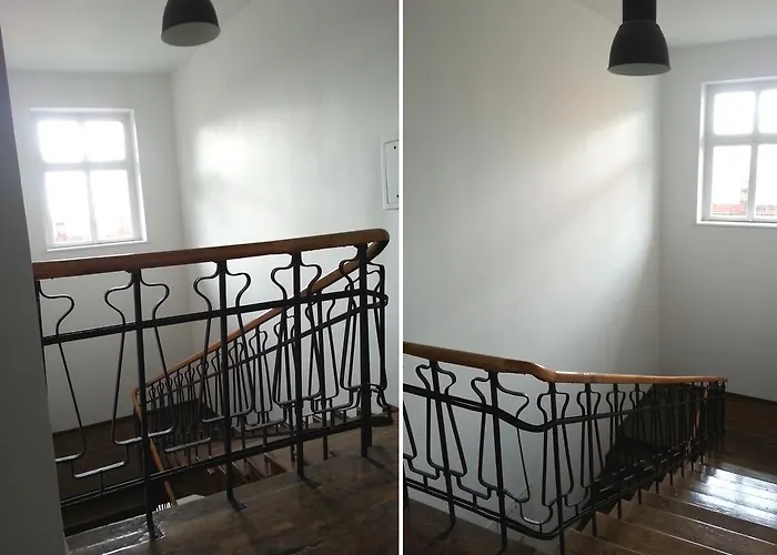 Yellow Peaked Shoe شقة *