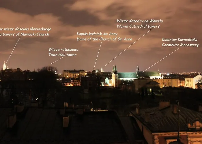 Yellow Peaked Shoe شقة *