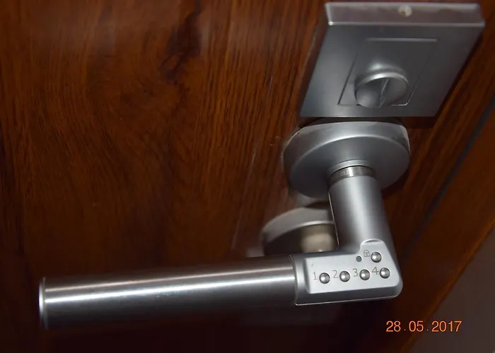 شقة Yellow Peaked Shoe