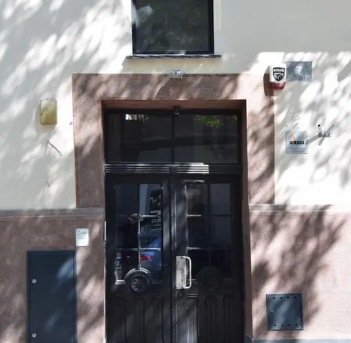 Yellow Peaked Shoe شقة